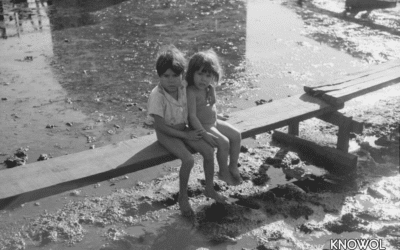 Children sitting on the boardwalks of “El Fangitto”