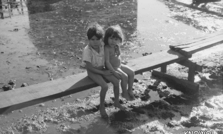 Children sitting on the boardwalks of “El Fangitto”